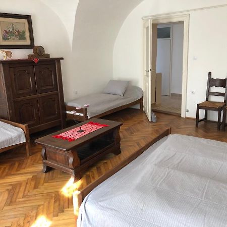 Apartman Becsi Utca Шопрон Экстерьер фото