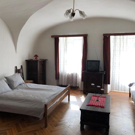 Apartman Becsi Utca Шопрон Экстерьер фото