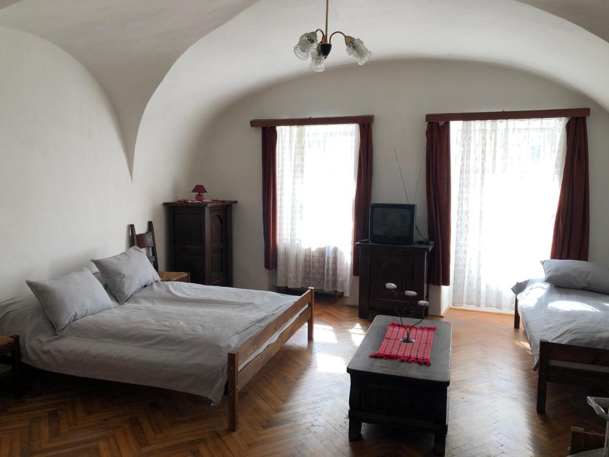 Apartman Becsi Utca Шопрон Экстерьер фото