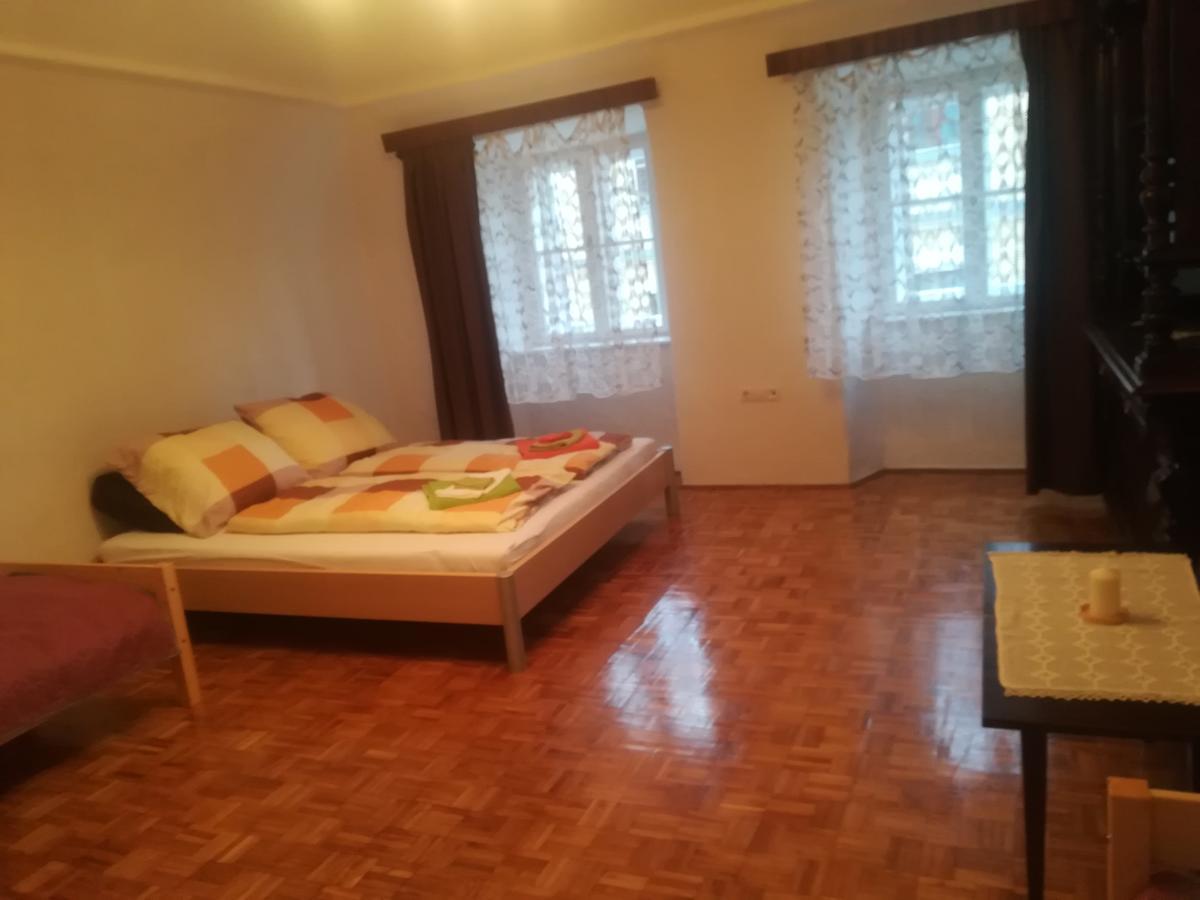 Apartman Becsi Utca Шопрон Экстерьер фото