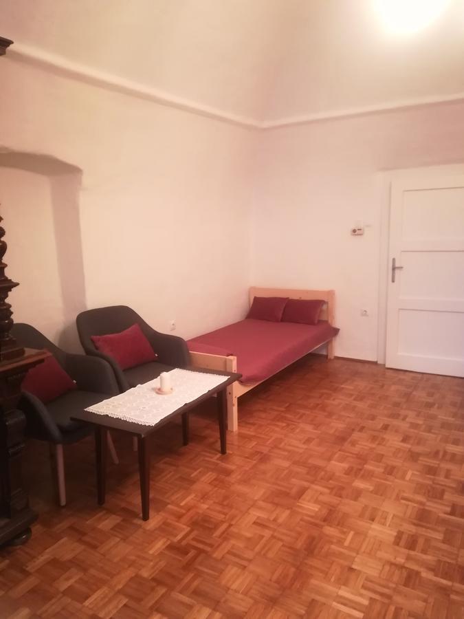 Apartman Becsi Utca Шопрон Экстерьер фото