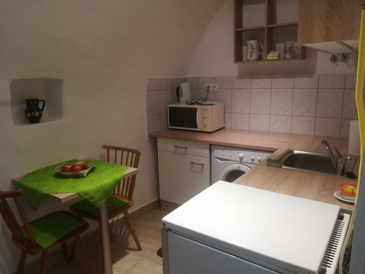Apartman Becsi Utca Шопрон Экстерьер фото